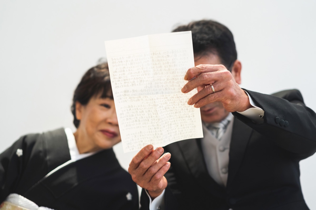 結婚式当日、手紙を読み上げる二人の様子