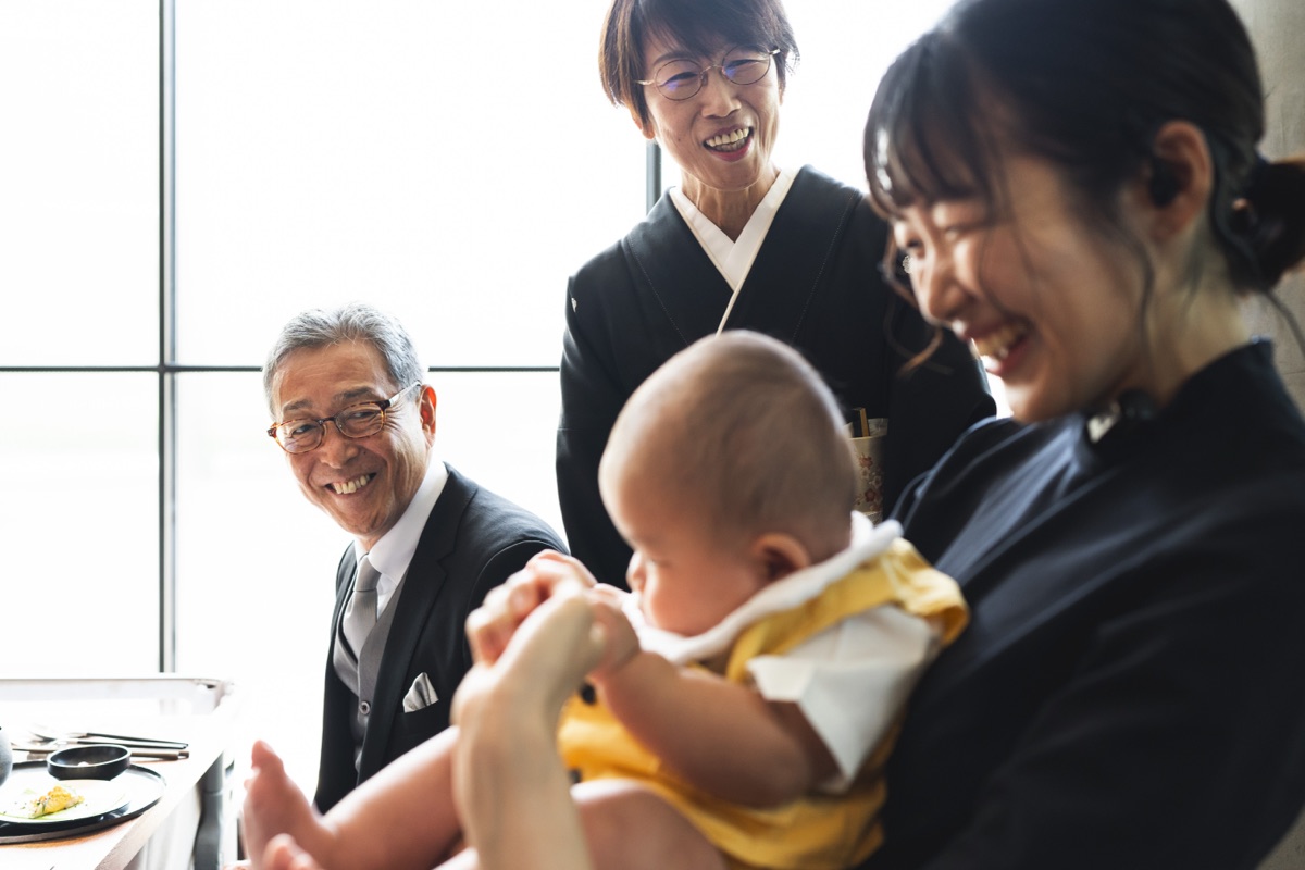 結婚式当日、赤ちゃんを囲んで笑う家族の様子