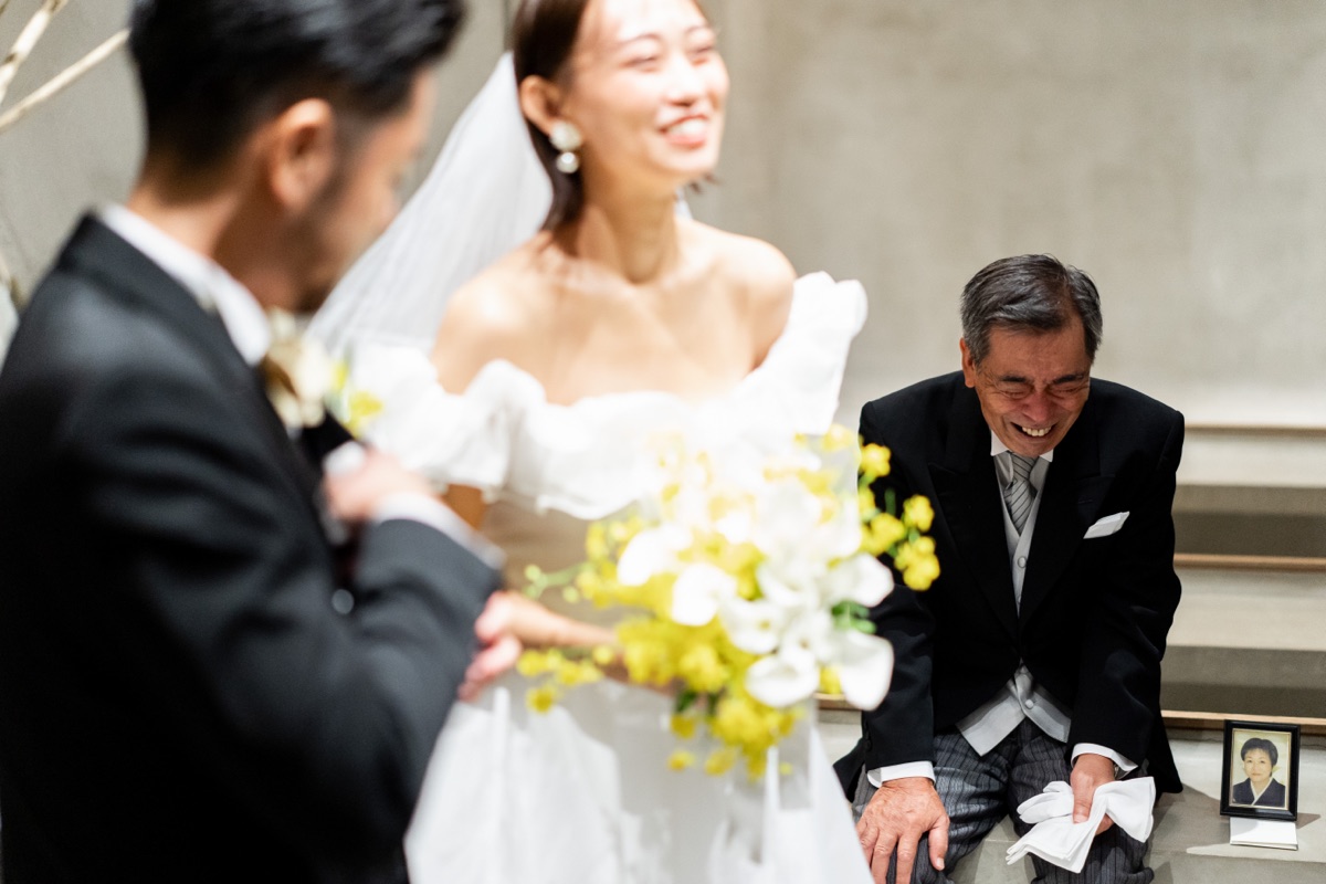 結婚式当日、涙を拭う参列者と新郎新婦の様子