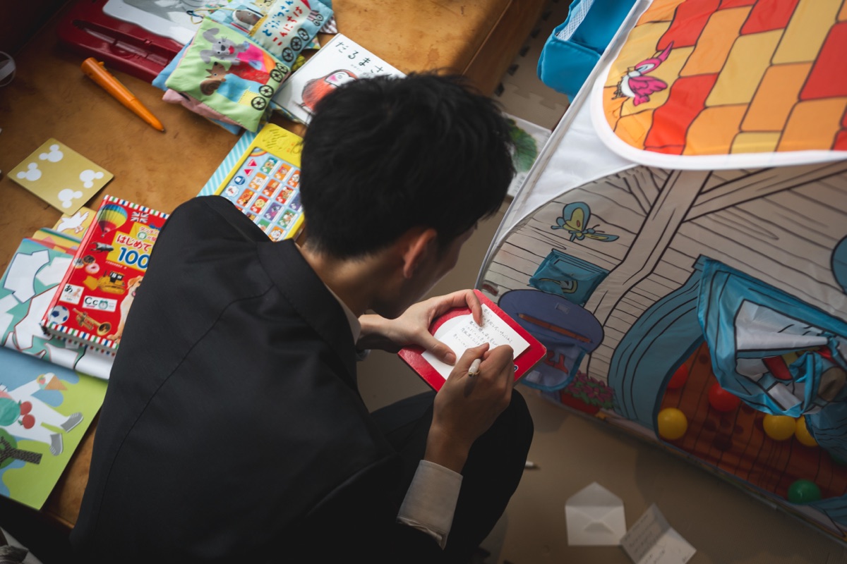 結婚式当日、手紙をしたためる様子