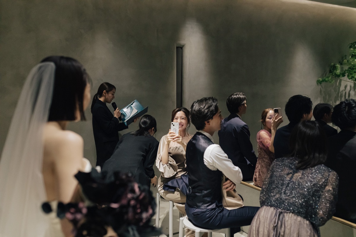 結婚式当日、スマートフォンで撮影する参列者の様子