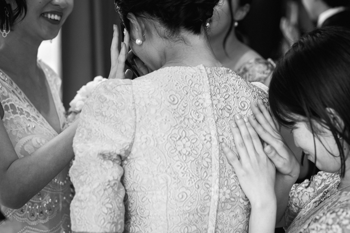 結婚式当日、花嫁に寄り添う参列者の様子