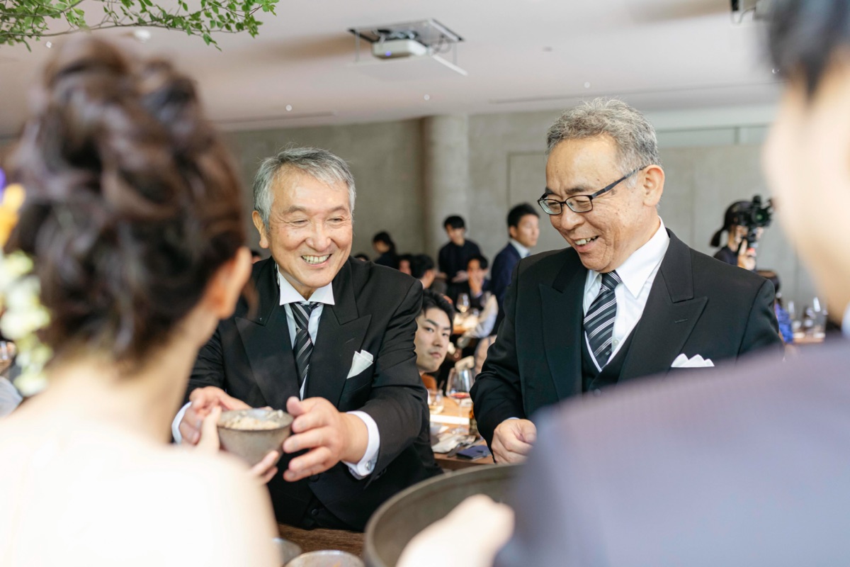 結婚式当日、盃を交わす参列者の様子