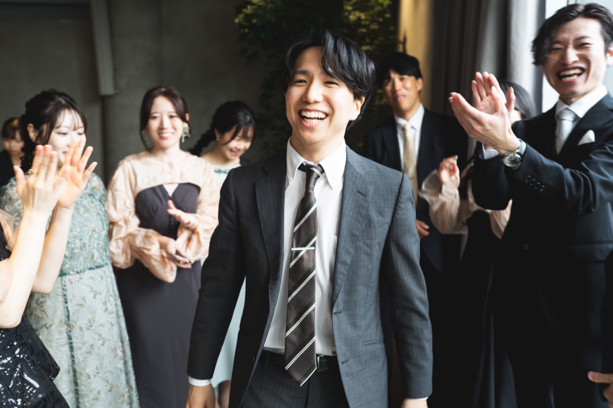 結婚式当日、笑い合う参列者たちの様子
