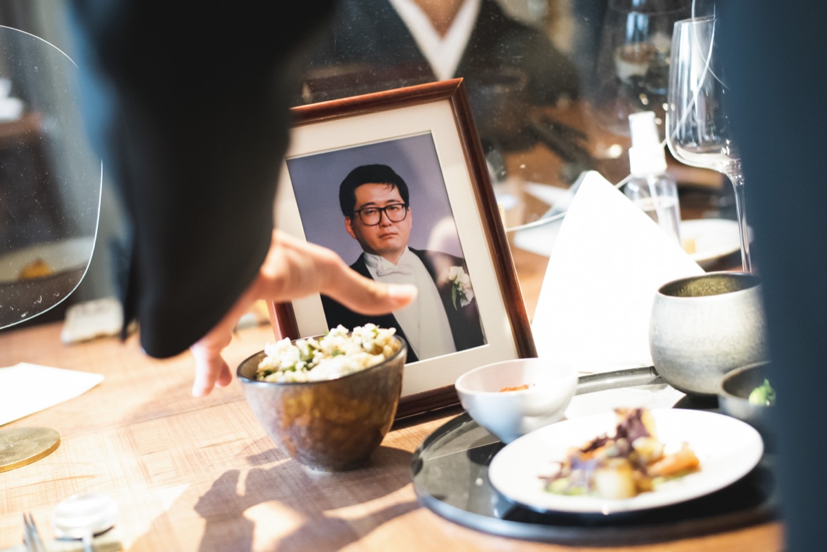 結婚式当日、席に飾られた写真立ての様子