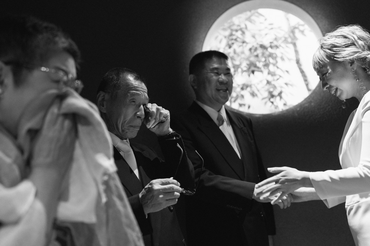 結婚式当日、新婦と握手を交わす参列者の様子