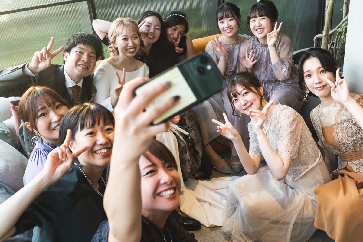 結婚式当日、笑顔で集まる参列者たちの様子