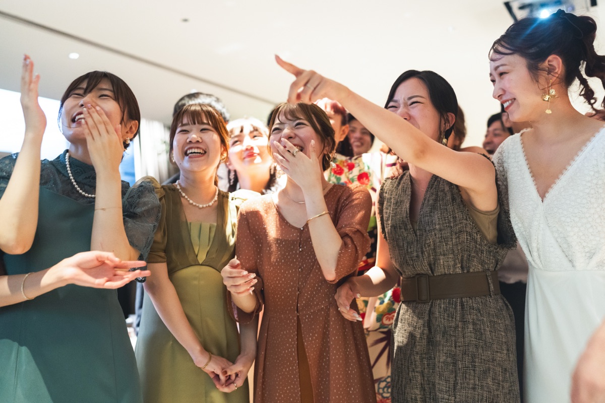 結婚式当日、盛り上がる参列者たちの様子