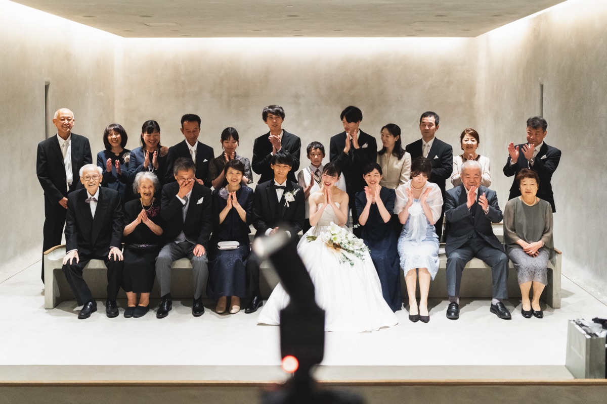結婚式当日、新郎新婦を囲む親族一同の様子